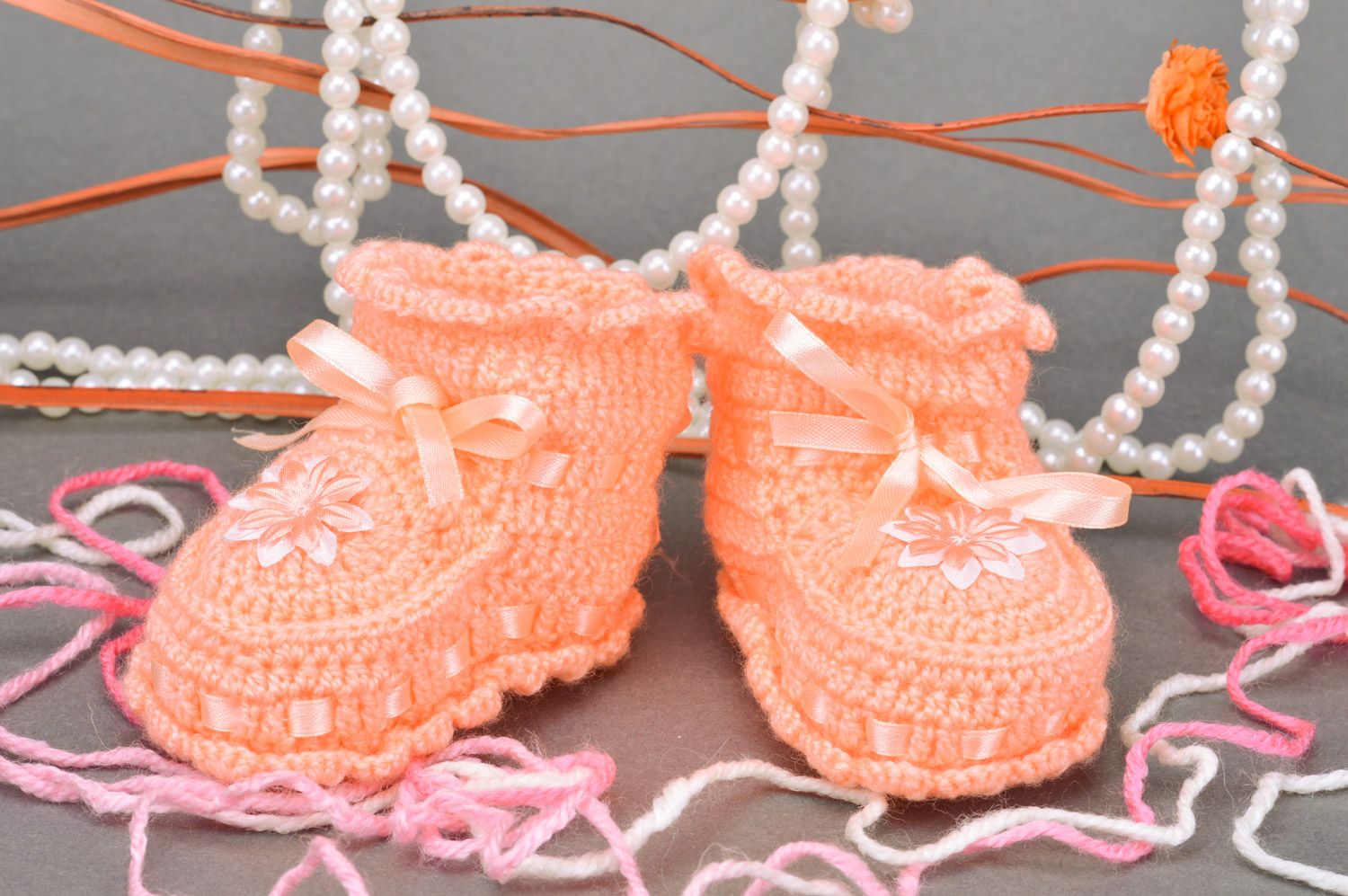 Orange gehäkelte Babyschuhe mit Schuhbändern handmade aus Acryl für Mädchen foto 1