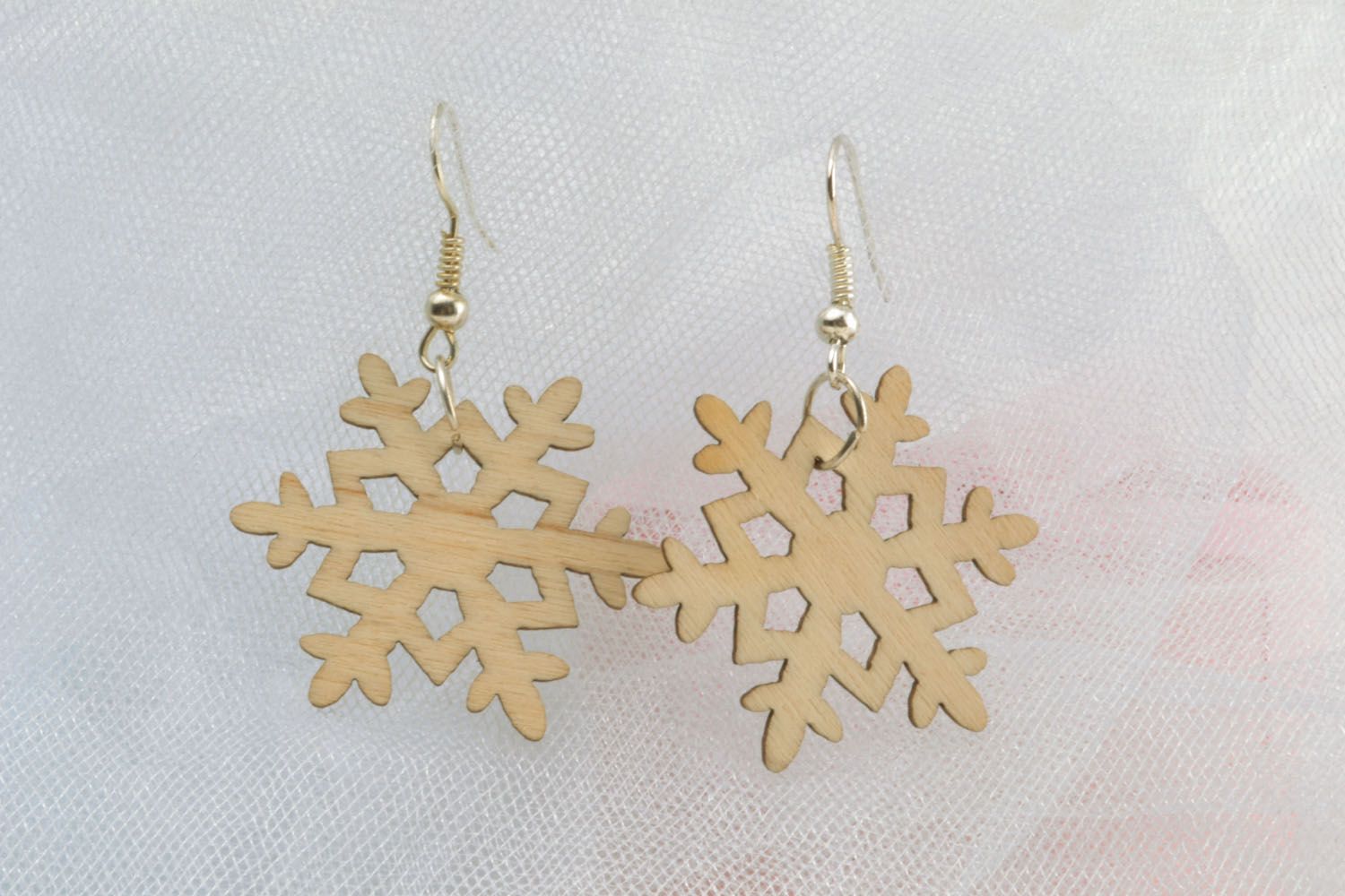 Wooden snowflakes earrings photo 1