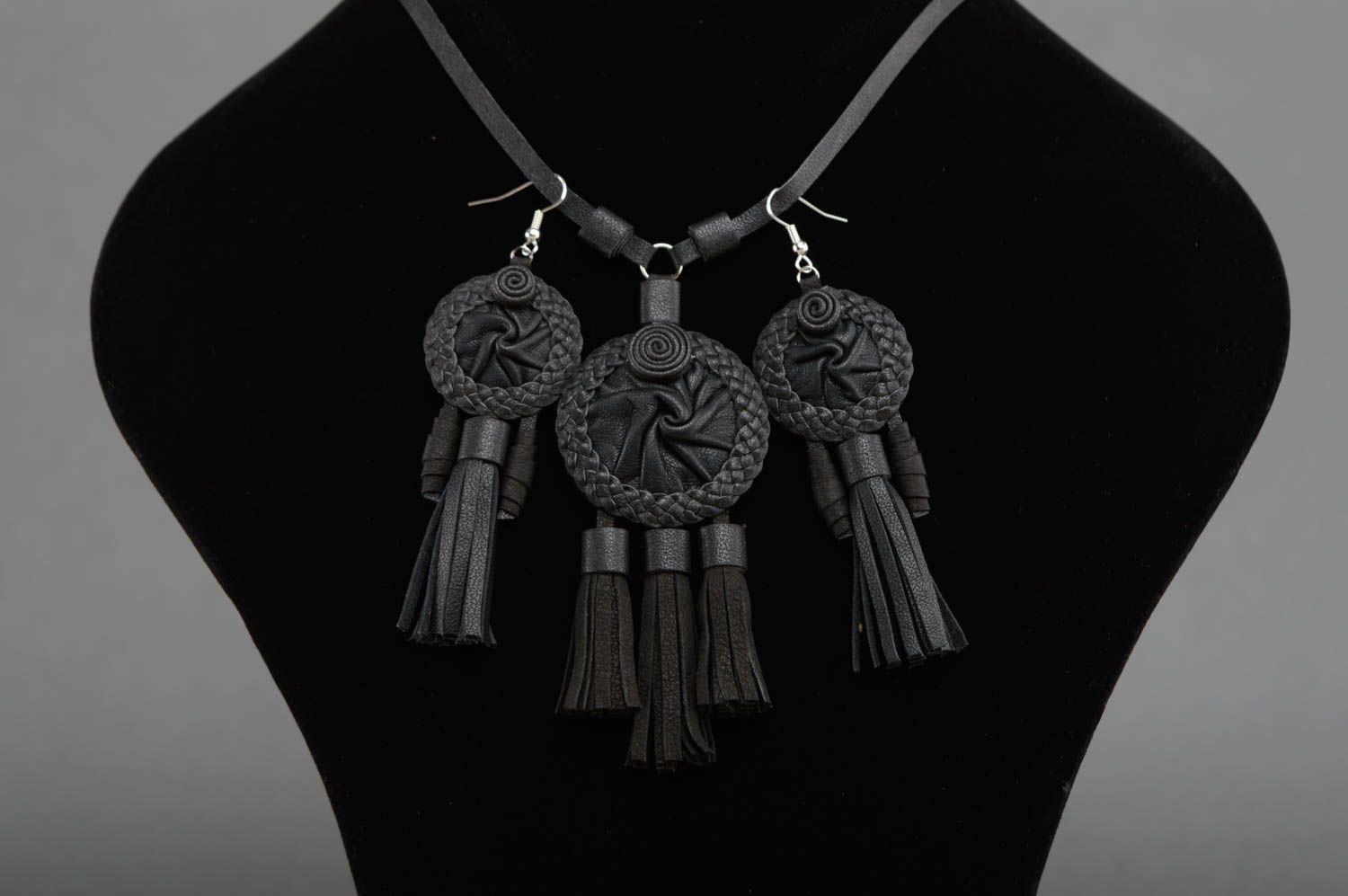 Ensemble de bijoux en cuir faits main noirs pendentif et boucles d'oreilles  photo 2