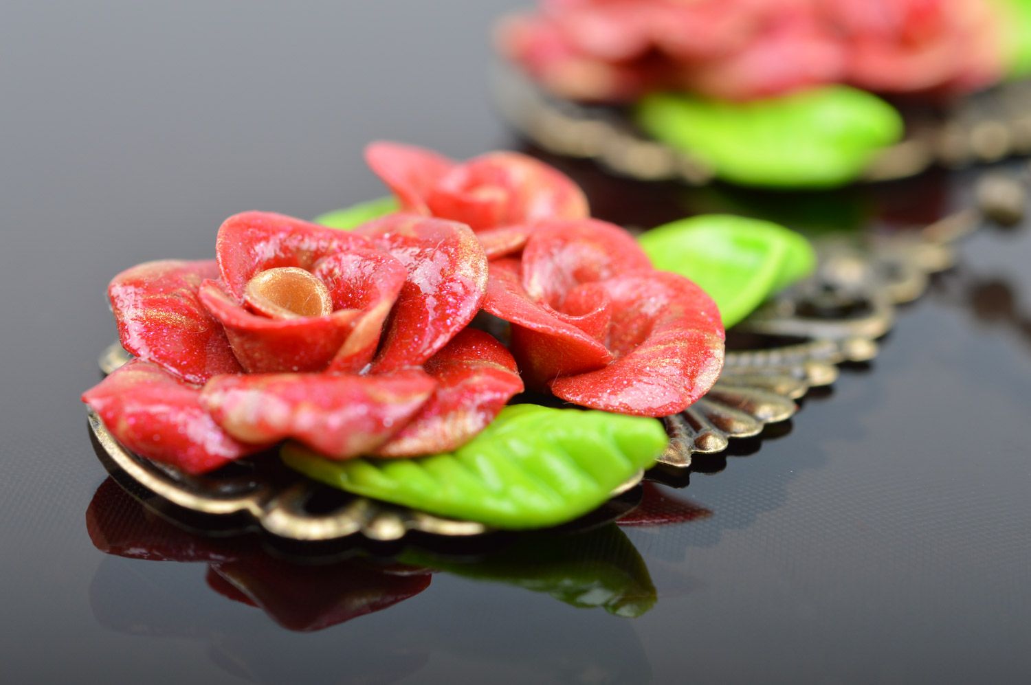 Серьги из полимерной глины с подвесками в виде роз на капельке ручной работы фото 5