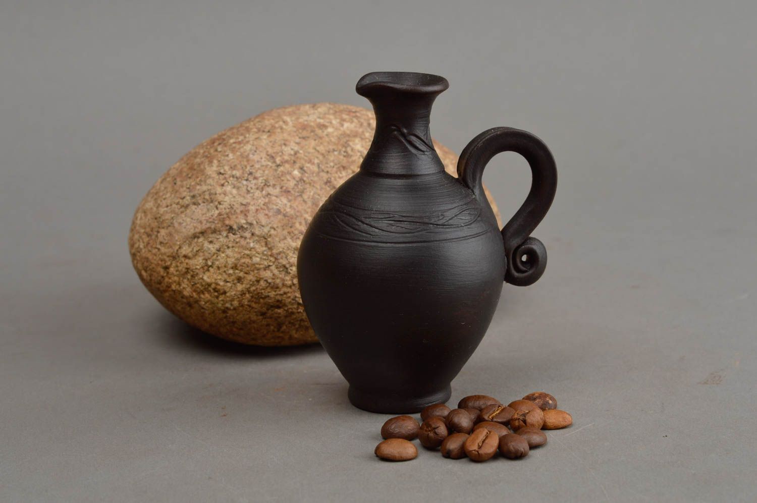 Глиняная ваза ручной работы в виде маленького кувшинчика красивая темная фото 1