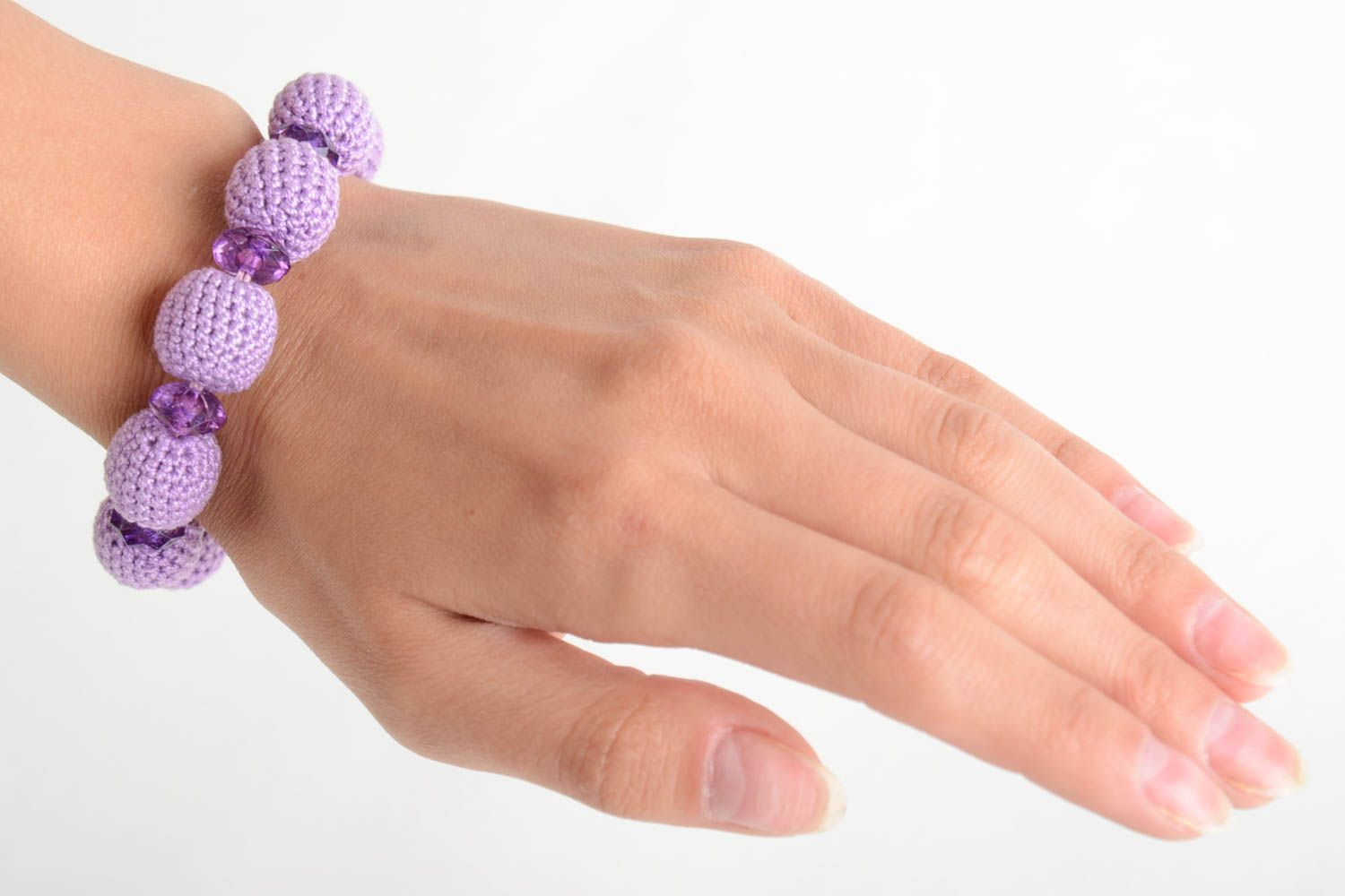 Gehäkeltes Armband aus Stoff lila für Frauen originell schön Künstler Handarbeit foto 2