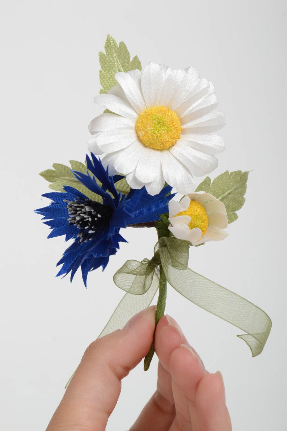 Авторская брошь с полевыми цветами из ткани с листками милая ручной работы фото 2