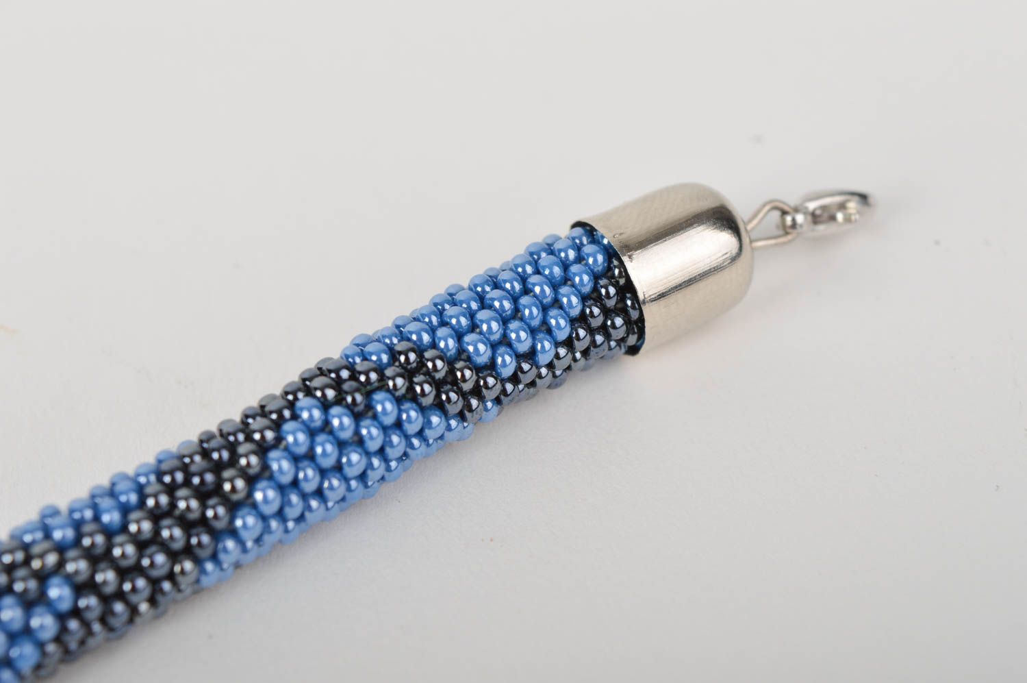 Bracelet perles rocaille Bijou fait main bleu motif noir Accessoire femme design photo 5