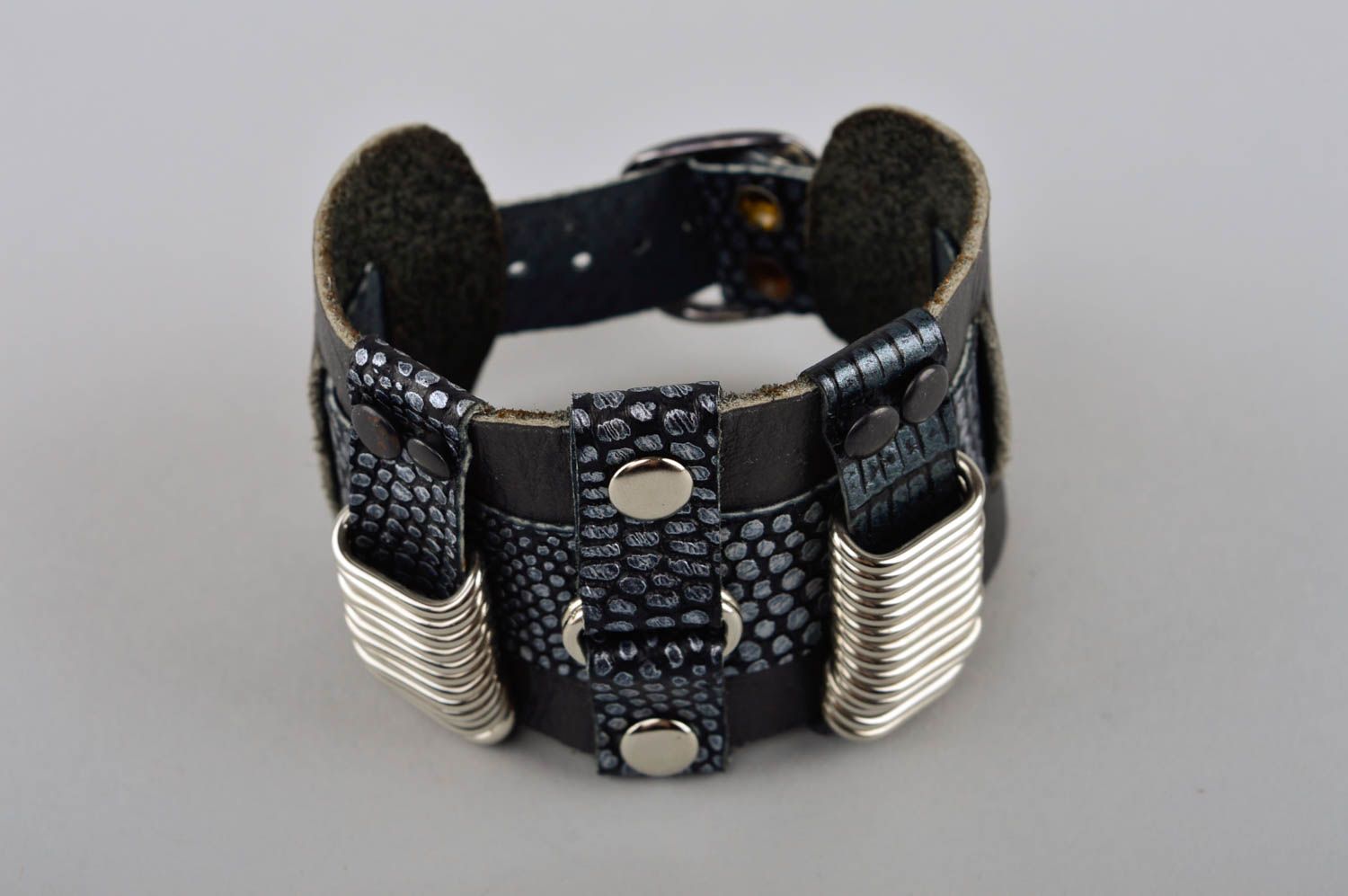 Bracelet large Bijou fait main noir en cuir design original Cadeau femme photo 2