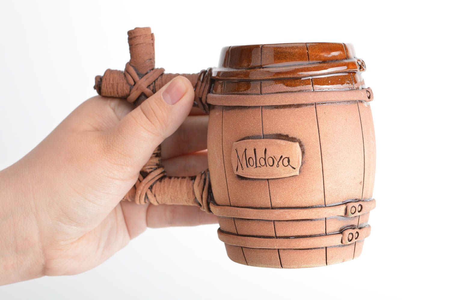 Jarra de cerveza de cerámica con forma de barril hecha a mano con esmalte  foto 3