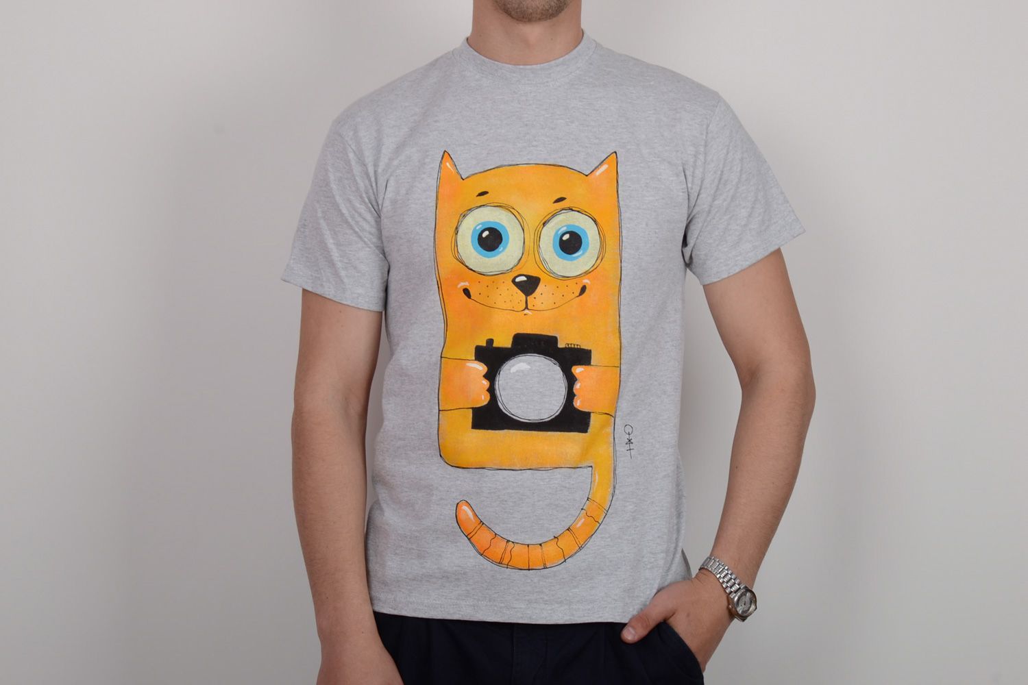 T-shirt en coton gris avec chat jaune original fait main pour homme design photo 1