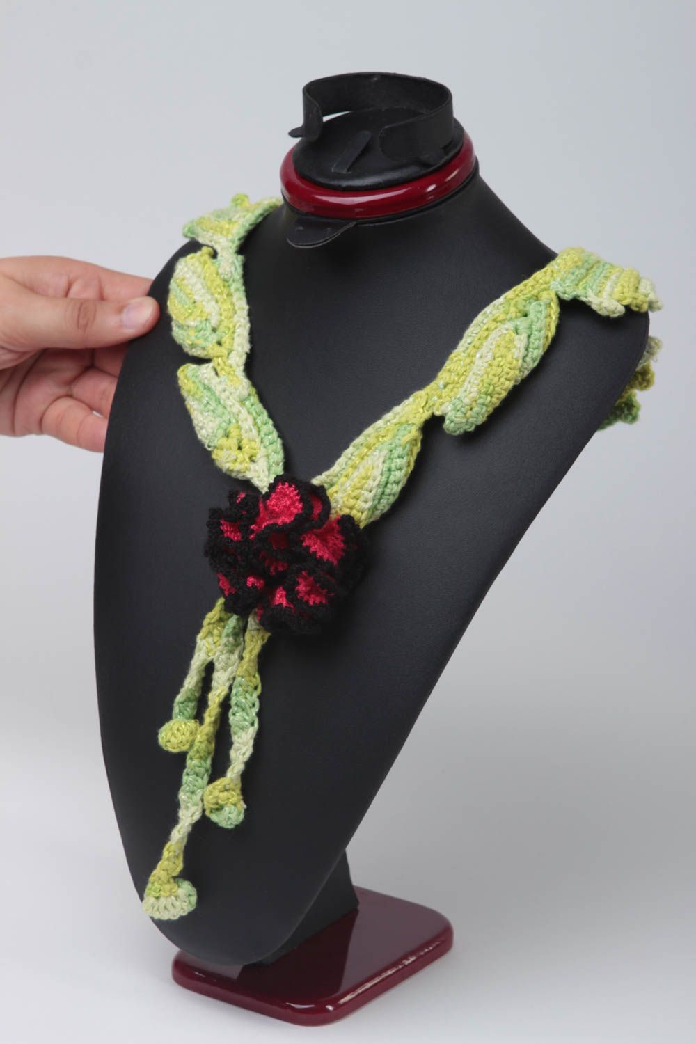 Collier textile Bijou fait main crochet vert fleur rouge noir Accessoire femme photo 5