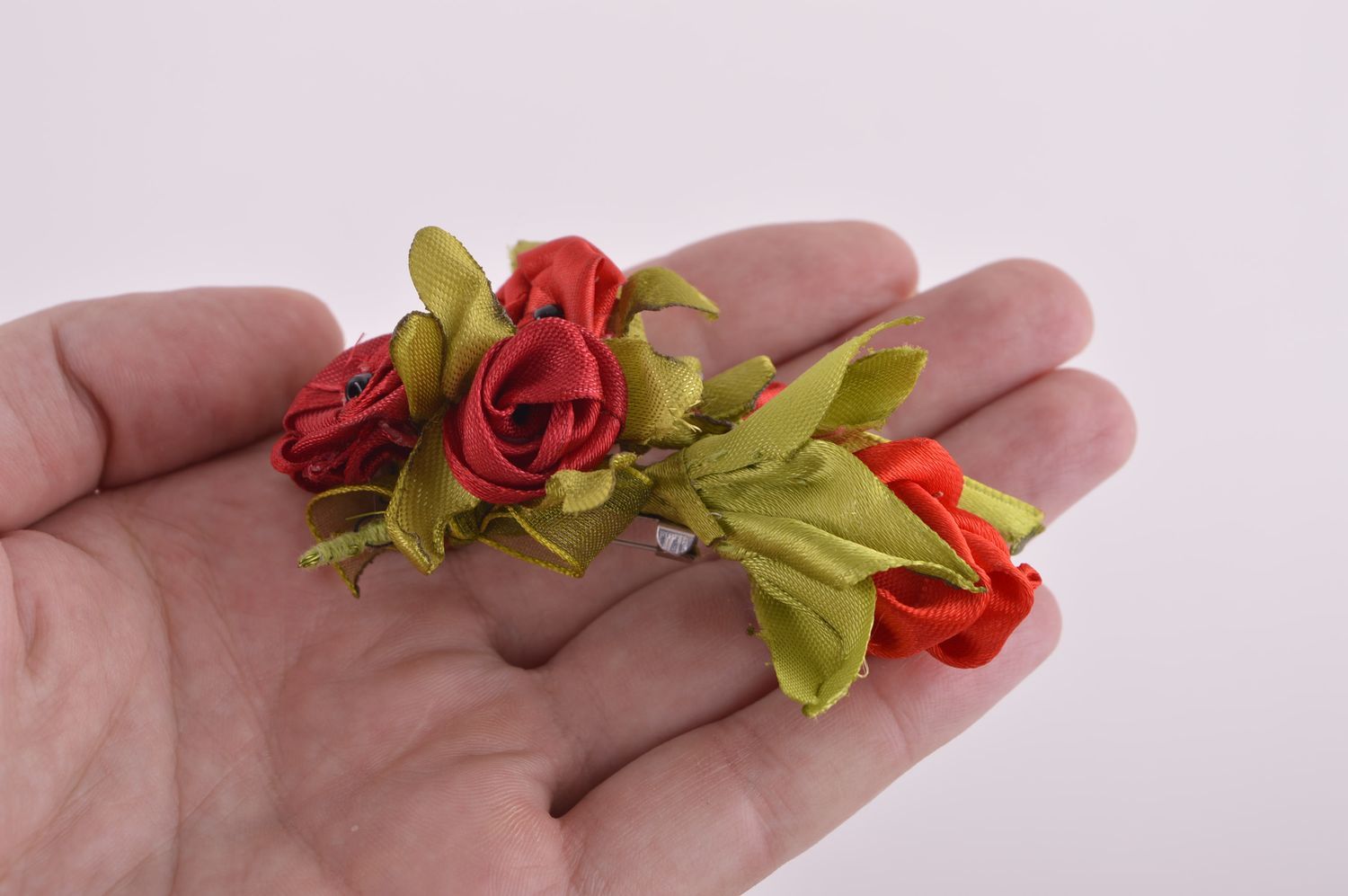 Broche fleurs rouges Bijou fait main en tissu de satin Cadeau femme original photo 5