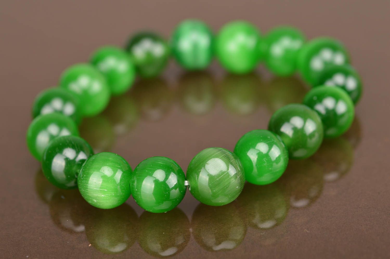 Зеленый браслет из бусин на резинке украшение ручной работы на каждый день  фото 3