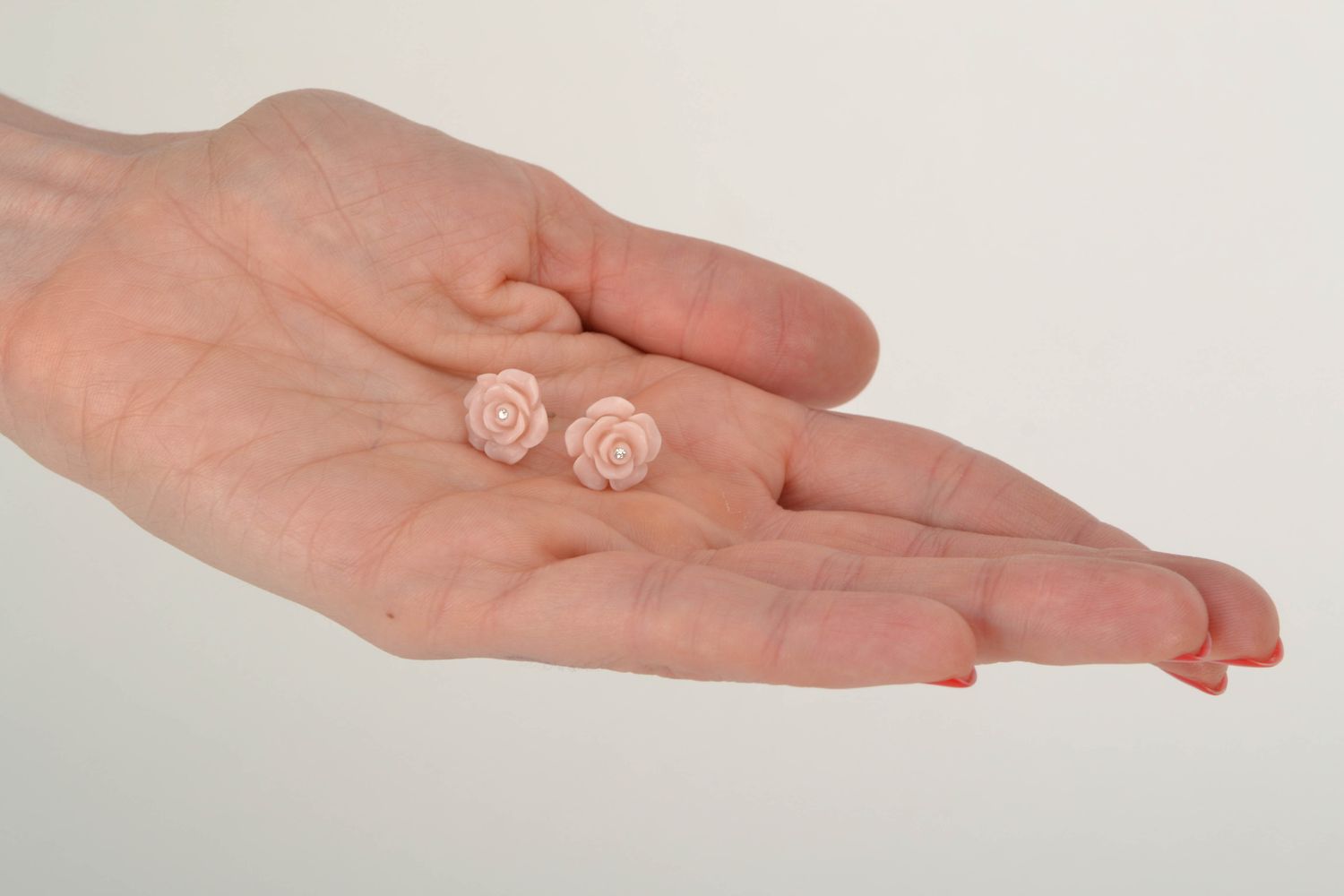 Серьги-гвоздики из полимерной глины в виде бежевых роз фото 2