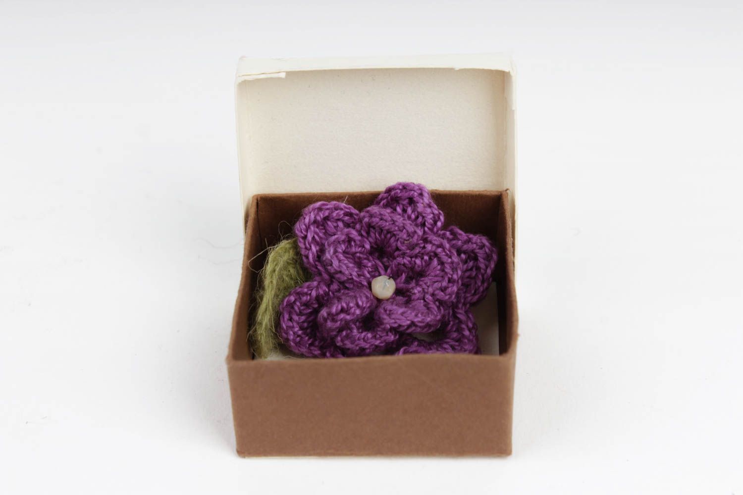 Broche fleur violette Bijou fait main en coton et laine au crochet Cadeau femme photo 3
