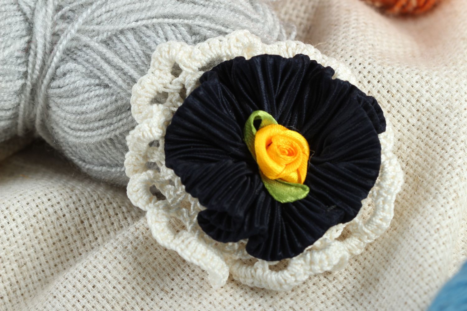 Accesorio para hacer bisutería artesanal flor tejida al crochet regalo original foto 1