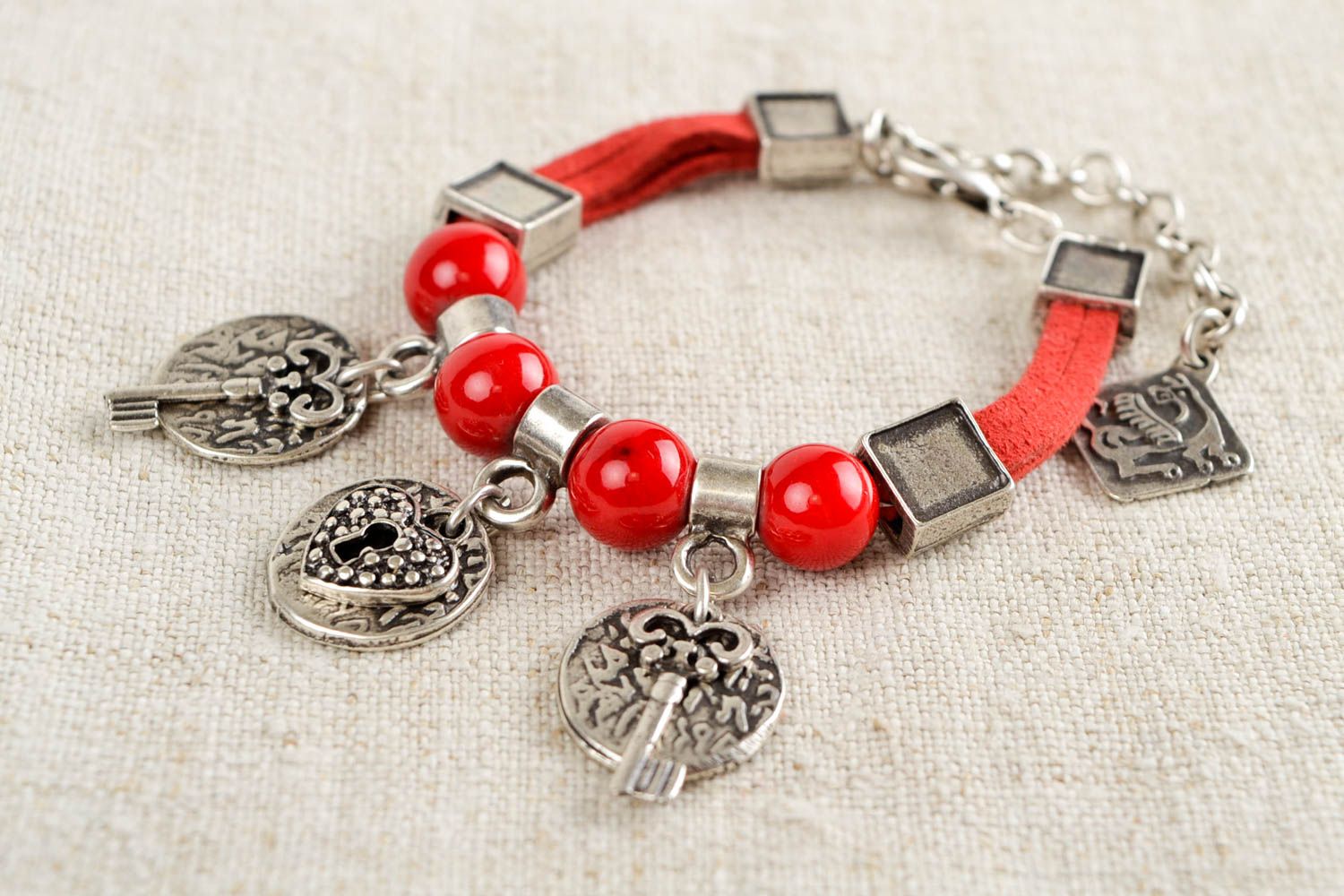 Handmade rotes Schmuck Armband aus Metall Designer Schmuck Frauen Accessoire  foto 1