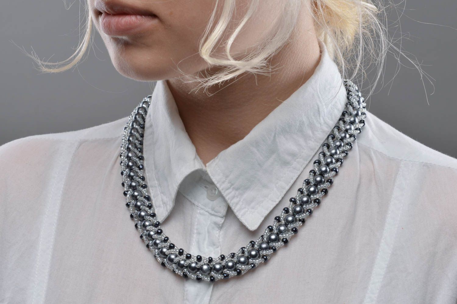 Ожерелье из бисера и бусин серебристое с черным красивое авторское женское фото 5
