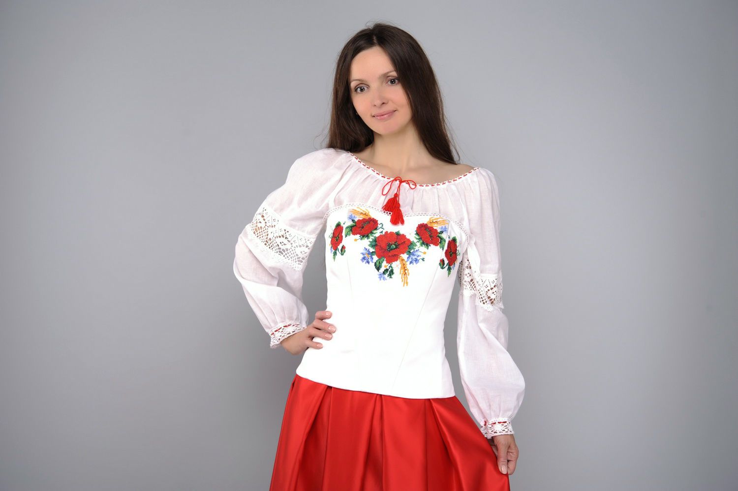 Robe corset blanche et rouge ethnique : chemise, corset et jupe  photo 4