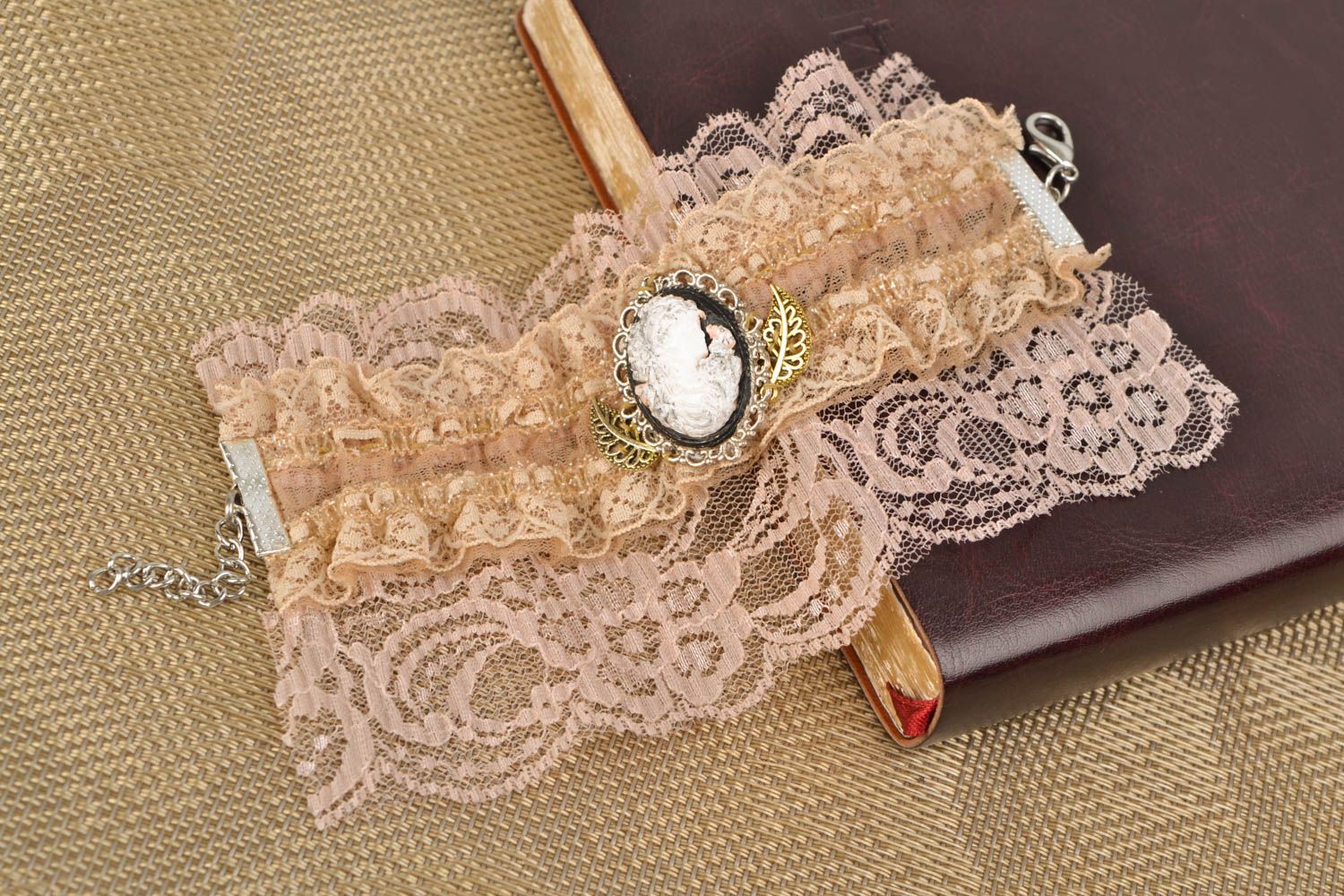 Bracelet large en dentelle avec camée fait main beige original style vintage photo 1