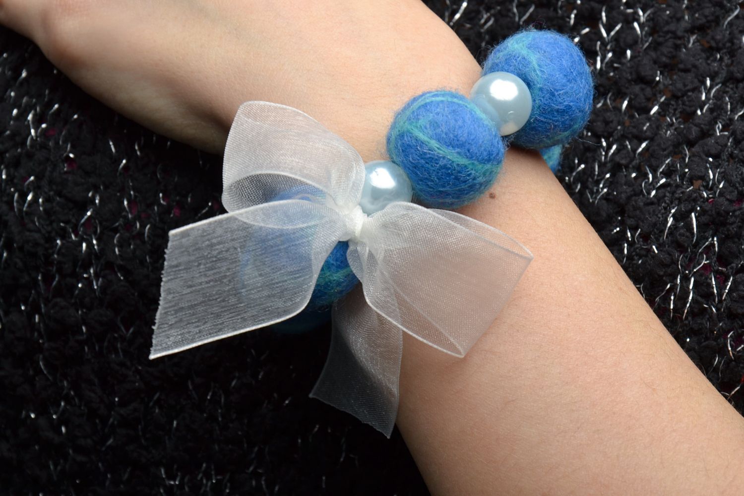 Blue bracelet with felted and plastic beads photo 2