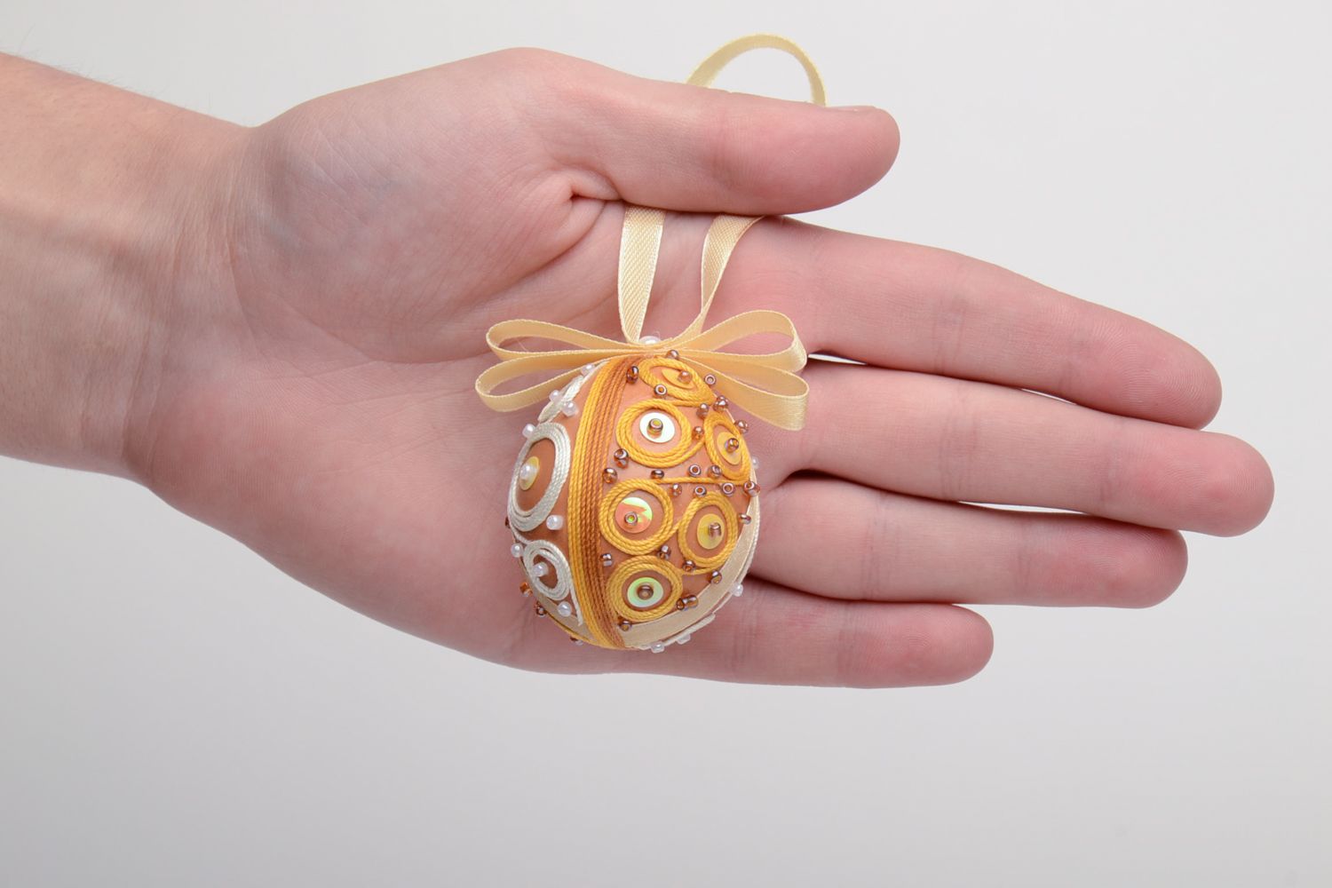Œuf de Pâques à suspendre fait main avec perles de rocaille et fils pour décoration photo 5