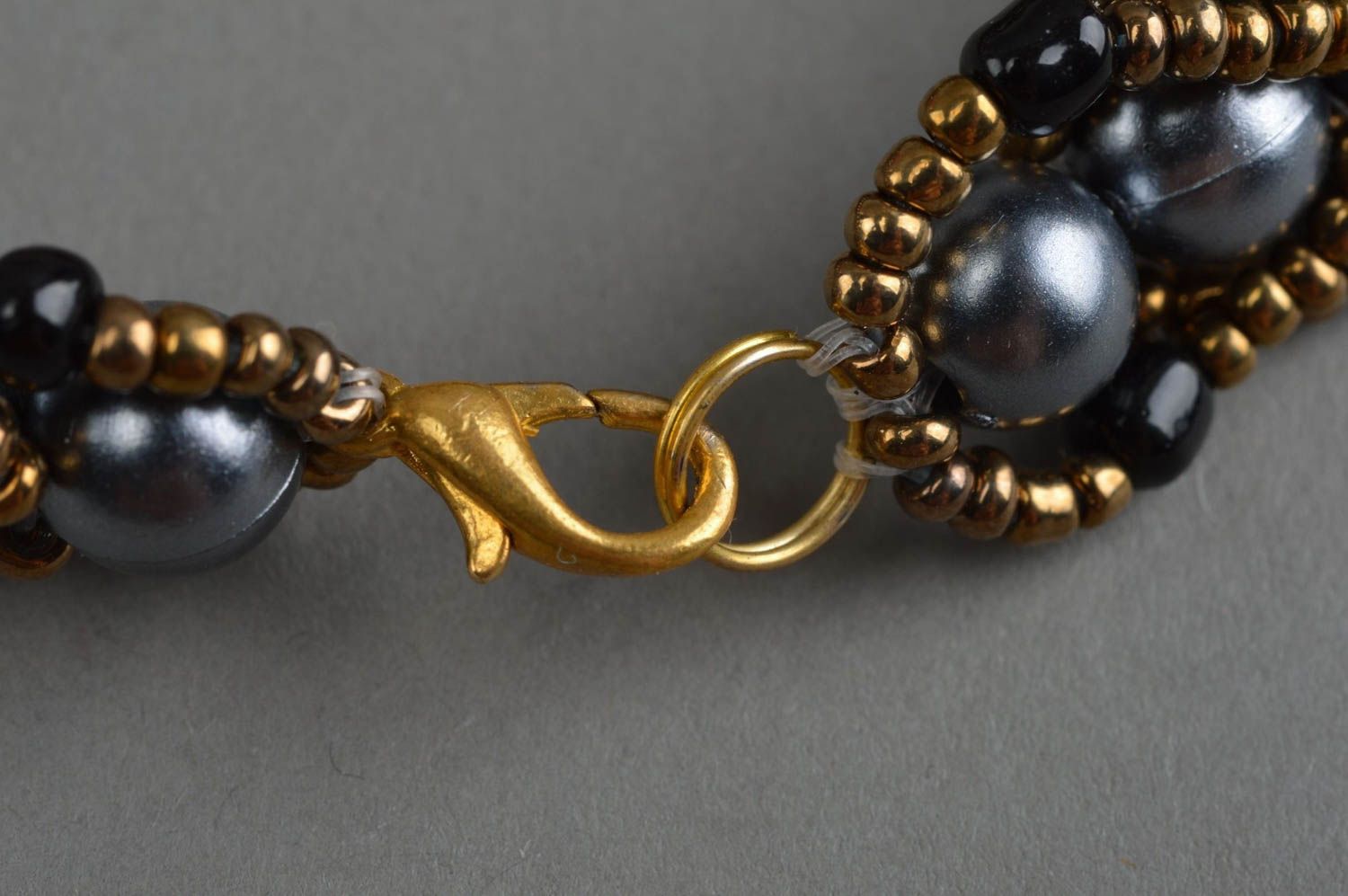 Joli bracelet en perles de rocaille et perles fantaisie gris fait main stylé photo 4