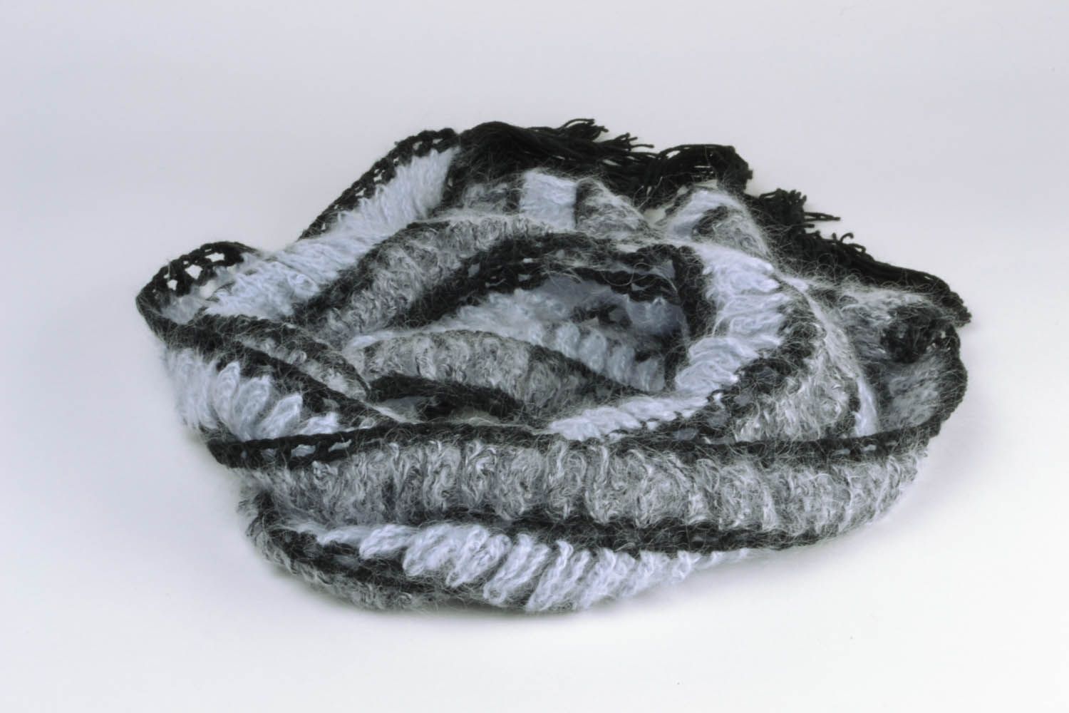 Écharpe tricotée au crochet gris noir photo 4