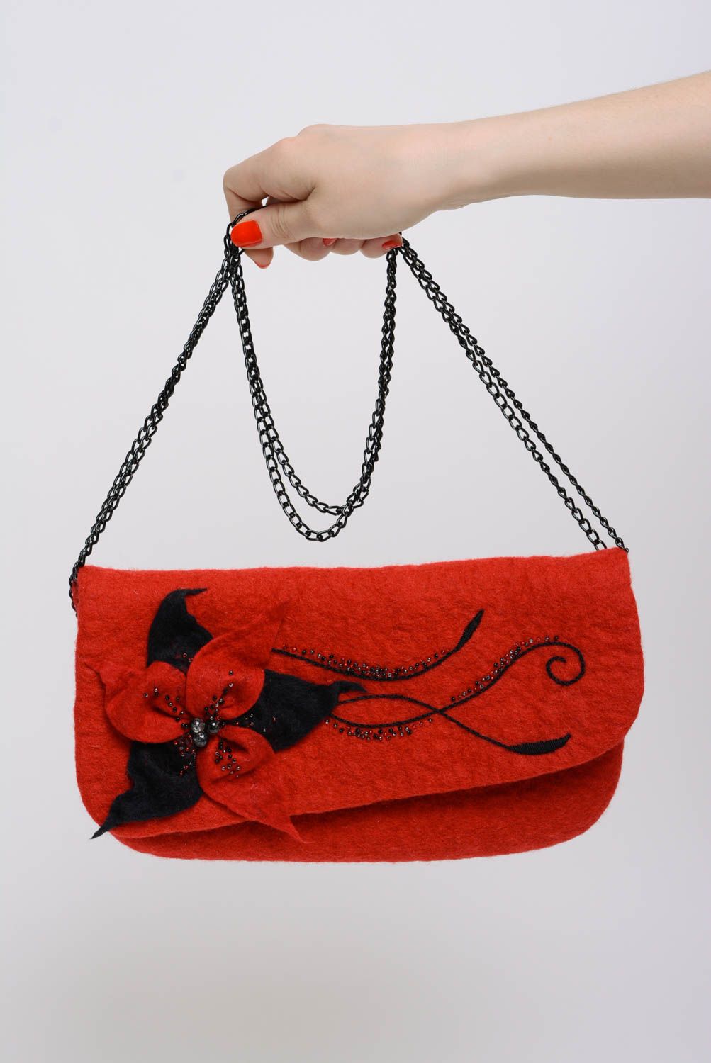 Stilvolle rote Tasche aus Wolle in Walken Technik künstlerische Handarbeit foto 4