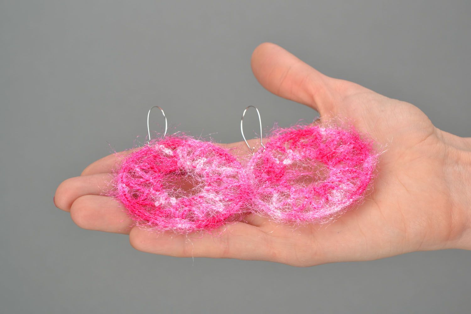 Boucles d'oreilles anneaux tricotées au crochet photo 2