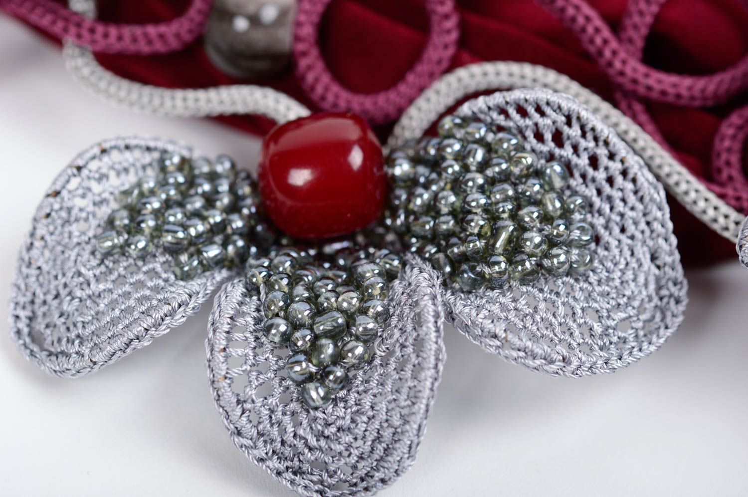 Écharpe rouge avec collier Écharpe faite main en tricotine Accessoire femme photo 2