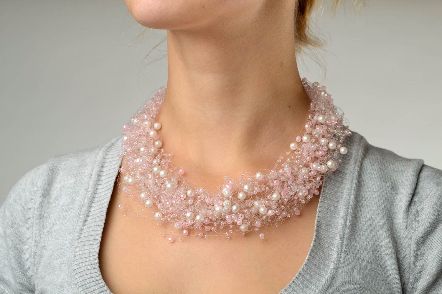 Collier perles rocaille Bijou fait main Accessoire pour femme rose clair photo 1