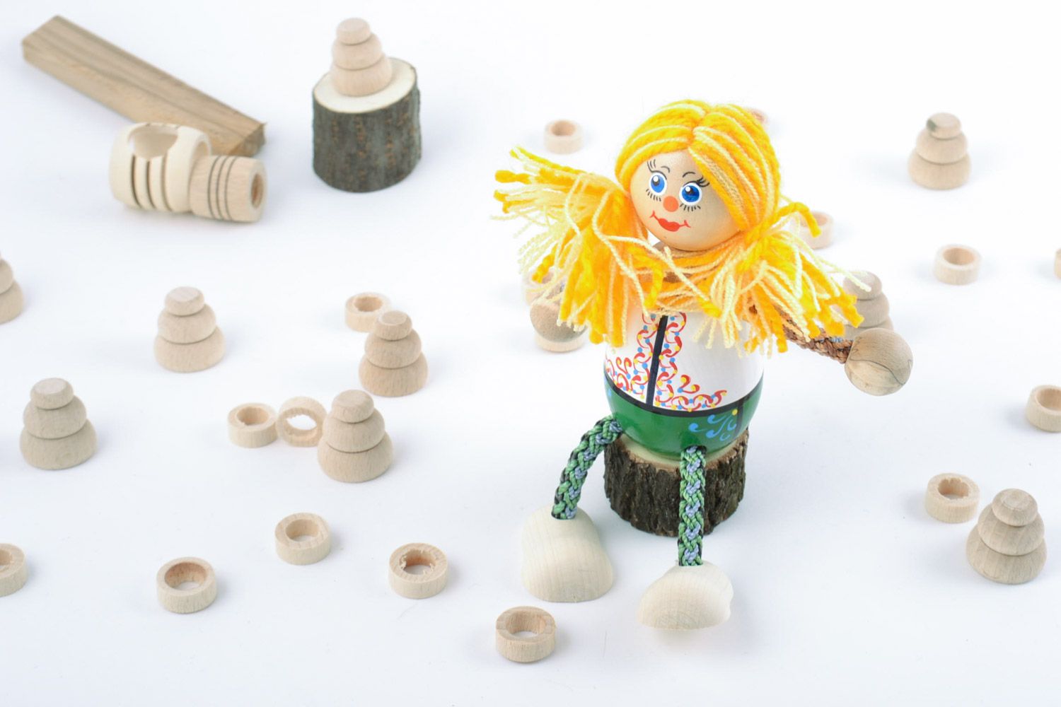 Jouet artisanal en bois de hêtre petit écolo fait main Fille aux cheveux jaunes photo 1