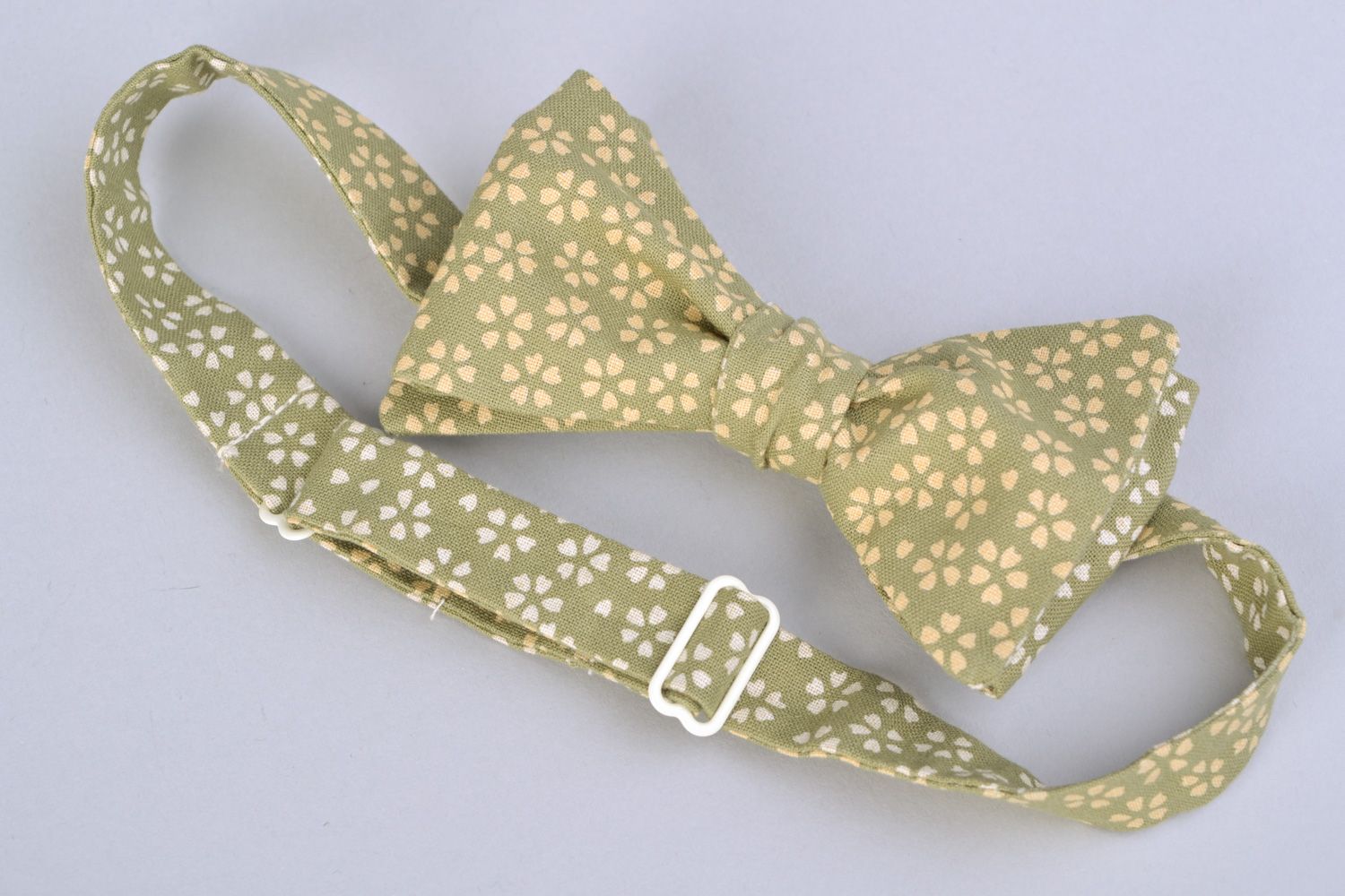 Handmade bow tie sewn of cotton fabric with floral pattern in calm color palette photo 4