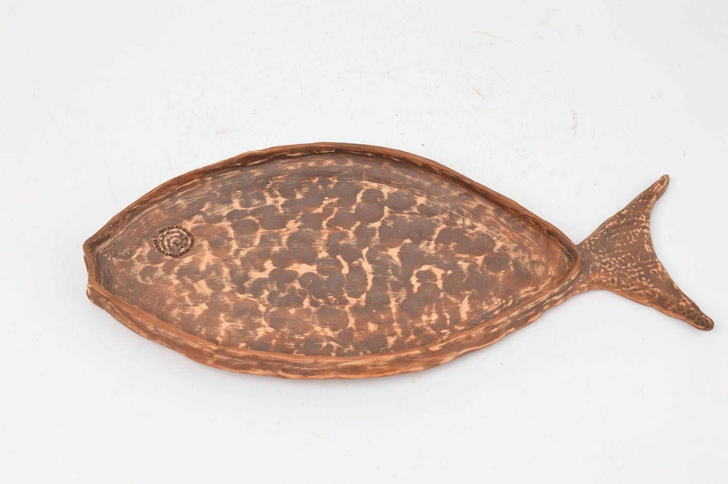 Плоская керамическая тарелка для рыбы красивая глиняная посуда ручной работы  фото 2