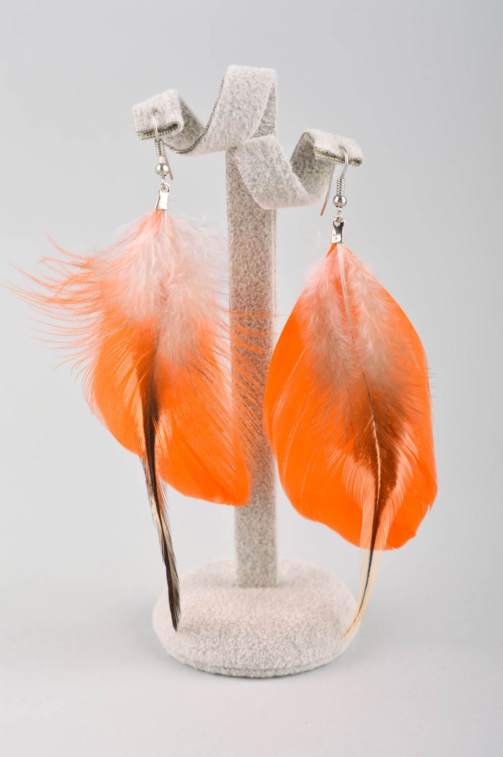 Серьги из перьев хэнд мэйд дизайнерское украшение оранжевые серьги с подвесками фото 2