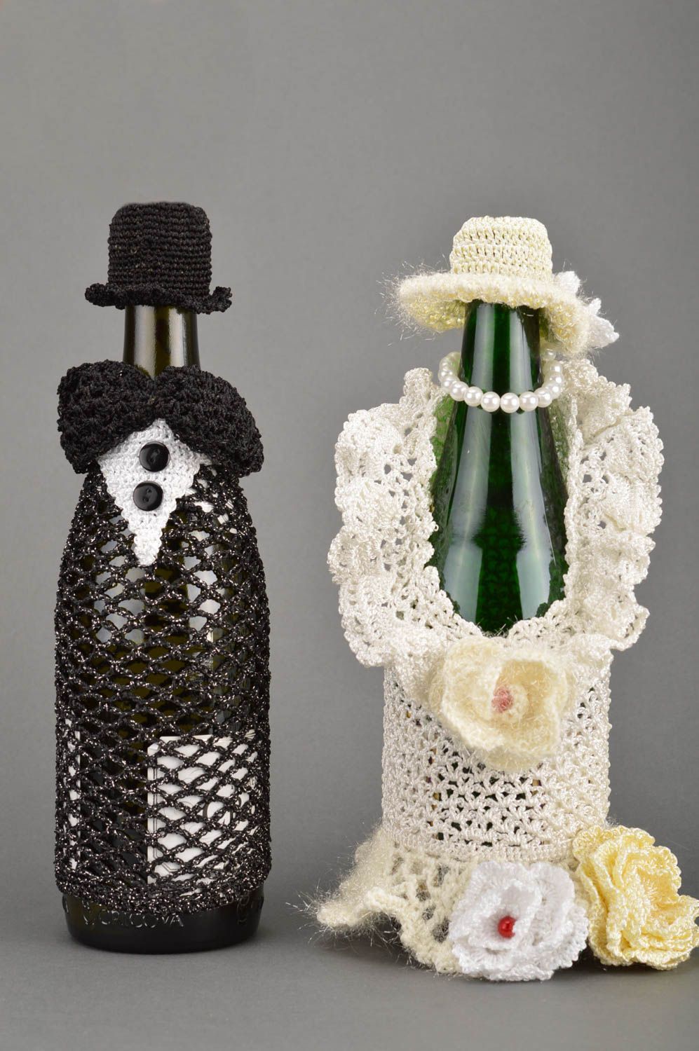 Originelle schöne handgemachte Flaschen Kleidung gehäkelt Brautkleid und Anzug foto 2