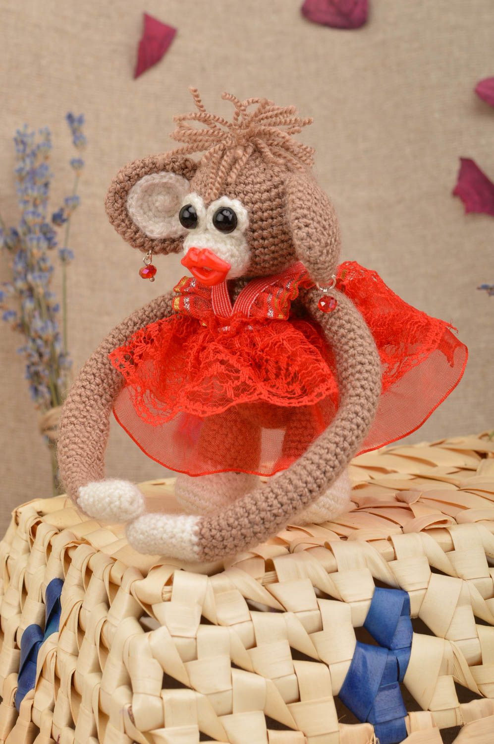 Jouet tricoté singe en robe rouge fait main décoration maison original photo 1