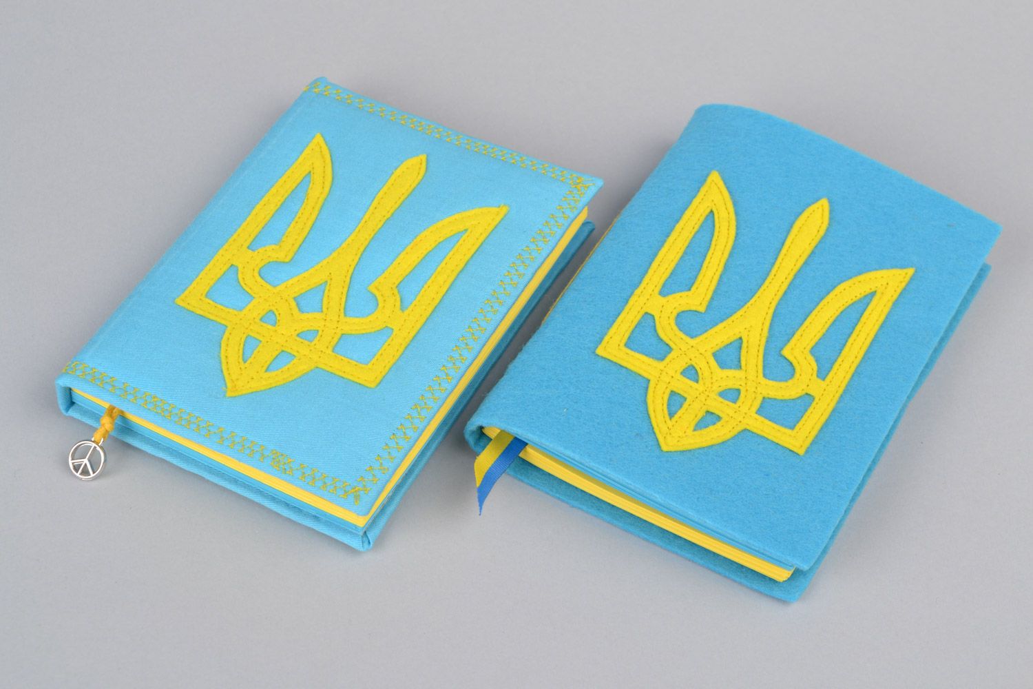Handgemachte Notizbücher mit Lesezeichen aus Satinbändern in Gelb und Blau 2 Stück foto 1