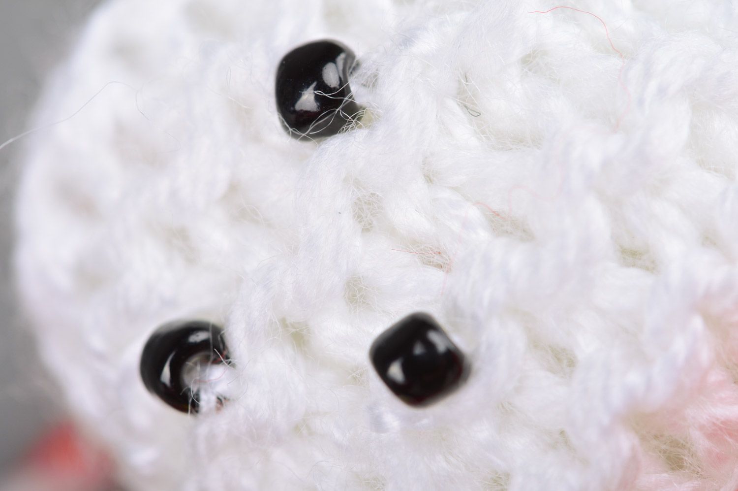 Petit doudou tricoté blanc fait main lapin avec noeud en ruban original photo 4