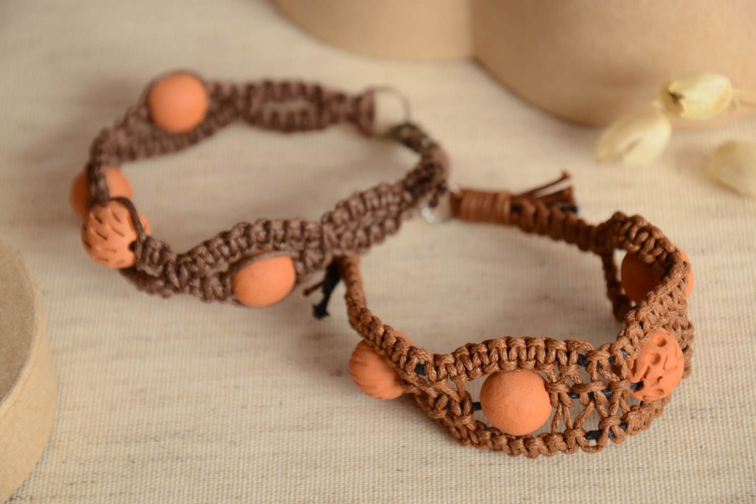 Парные браслеты плетеные из вощеного шнура и керамических бусин 2 шт хенд мейд фото 2
