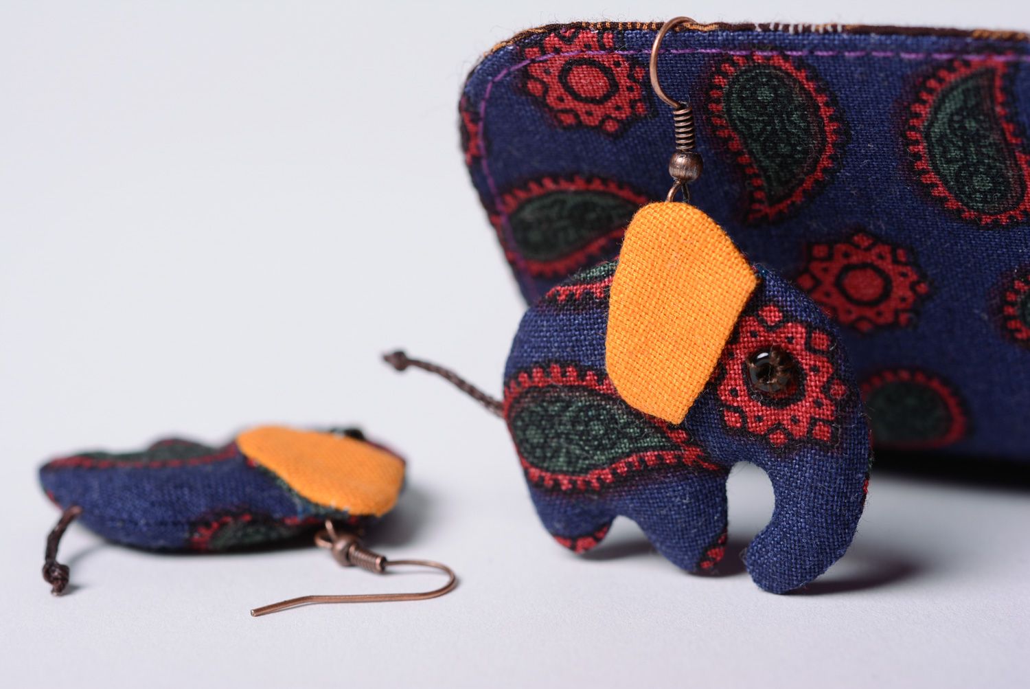 Ensemble de boucles d'oreilles éléphants et portefeuille en tissu fait main photo 3