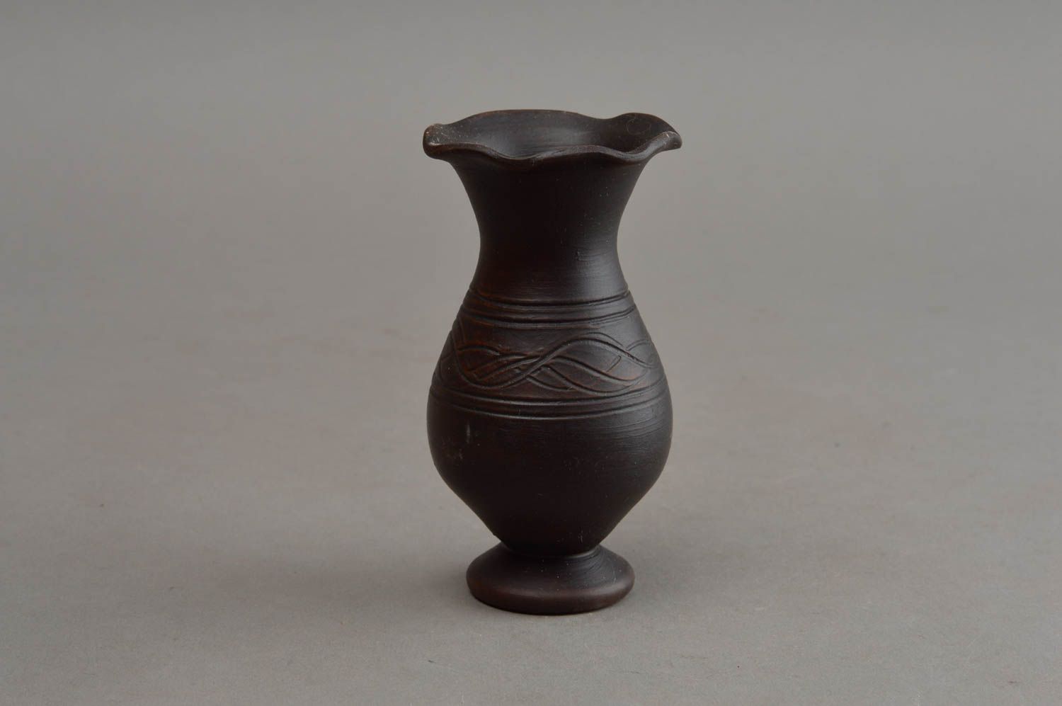 Vase miniature en céramique marron foncé décor d'intérieur original fait main photo 2