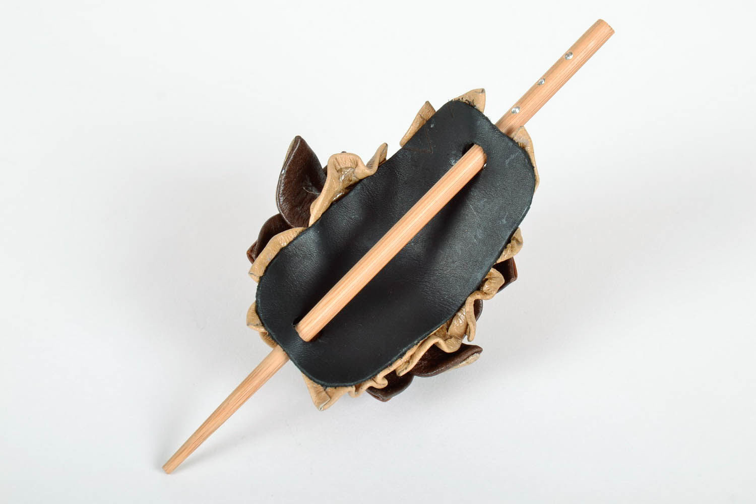 Haarspange aus Leder mit Holzstäbchen foto 3