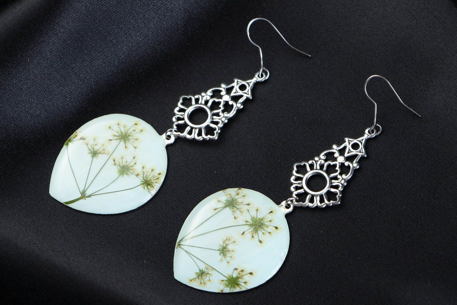 Earrings with white wild flowers photo 1