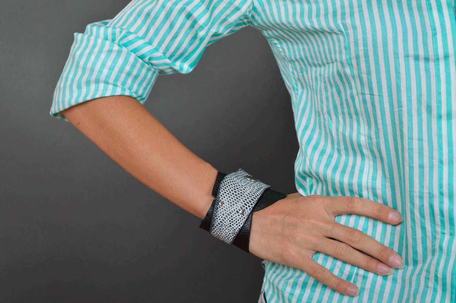 Bracelet large en cuir gris Bijou fait main design élégant Cadeau pour femme photo 4