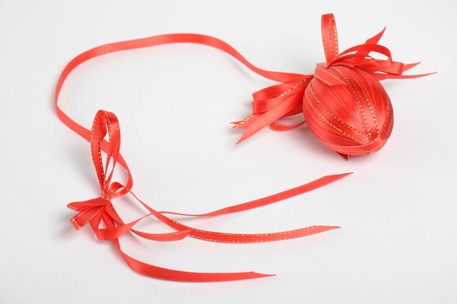 Décoration à suspendre fait main Oeuf décoratif rouge en rubans Cadeau original photo 2