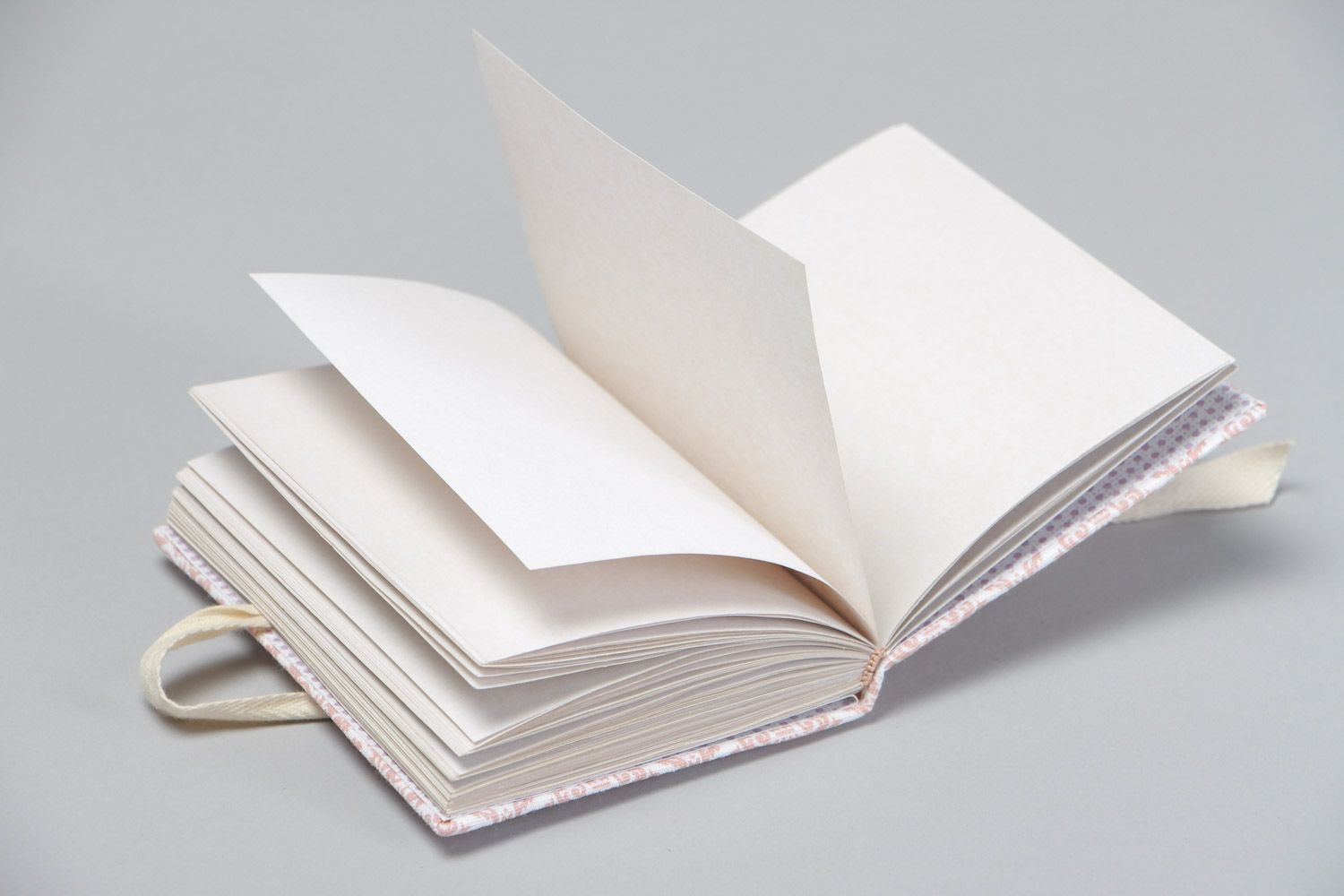 Handgemachtes Notizbuch mit Decke aus Textil und Schleife aus Atlas 80 Seiten  foto 3