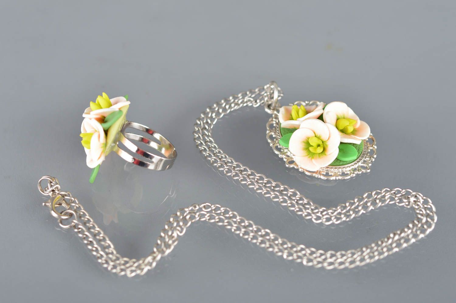 Set of polymer clay handmade jewelry pendant and a ring with beautiful flowers photo 3