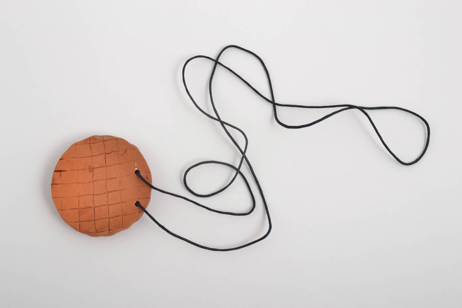 Кулон ручной работы круглый кулон керамическая подвеска коричневая на шнурке фото 2