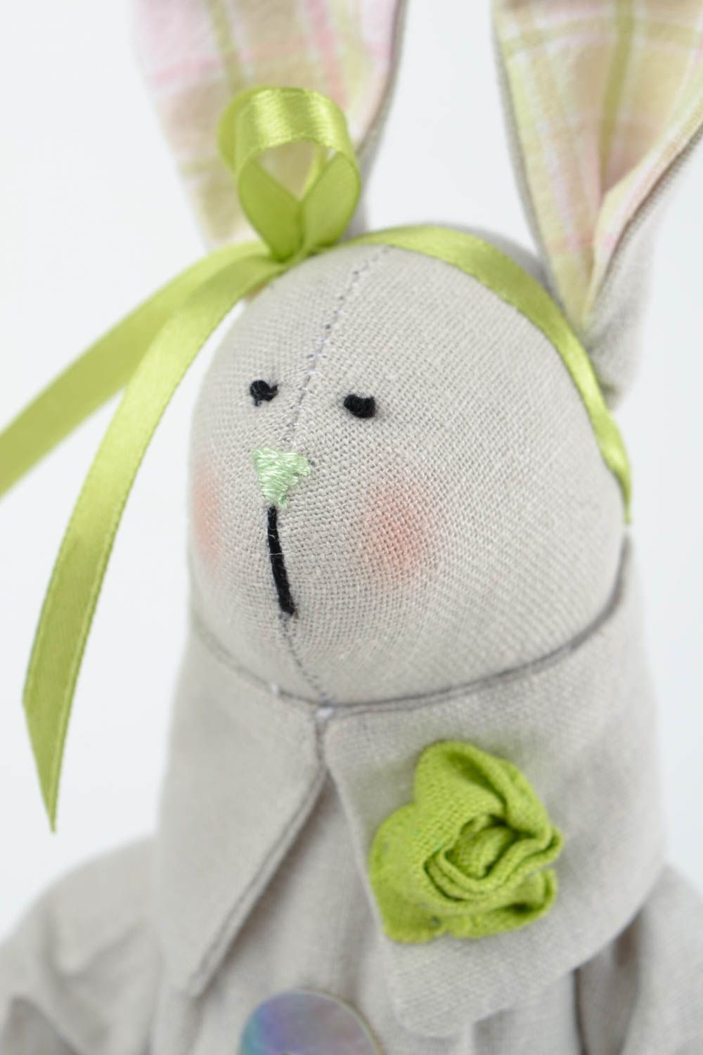 Handgemachtes schönes Kuscheltier Hase im Kleid Geschenke für Kinder Haus Deko foto 3
