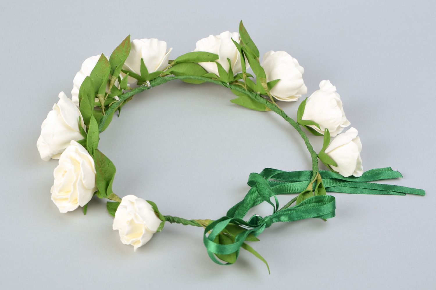 Corona de flores blancas para el cabello hecha a mano para novia  foto 5