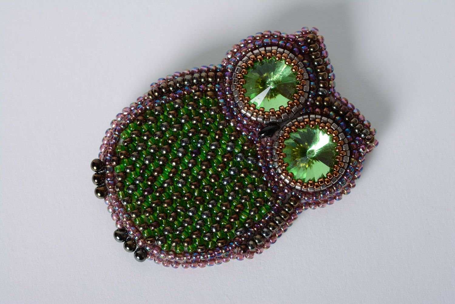 Broche en perles de rocaille avec broderie faite main sous forme de hibou photo 1